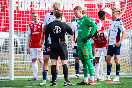 Östers Mattis Adolfsson och Sandvikens målvakt Felix