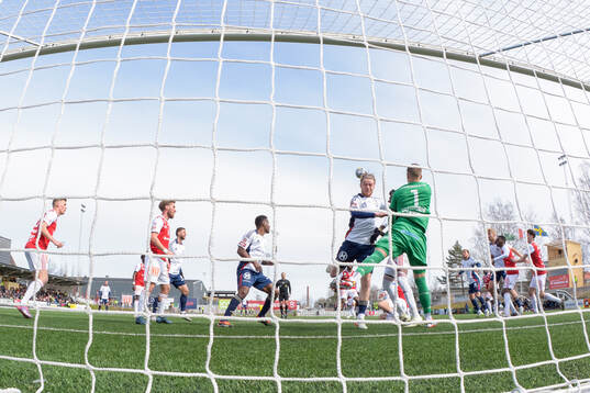 Östers Daniel Ljung och Sandvikens målvakt Felix Jakobsson
