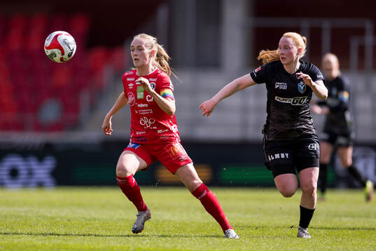 KIF Örebros Minea Lassas och Växjö DFFs Þordis Elva