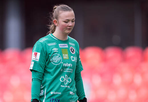 KIF Örebros målvakt Clara Ekstrand deppar