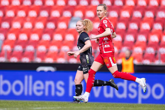Växjö DFFs Victoria Svanström och KIF Örebros Nora