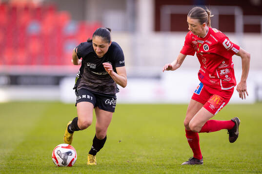 Växjö DFFs Nesrin Akgun och KIF Örebros Wilma Öhman