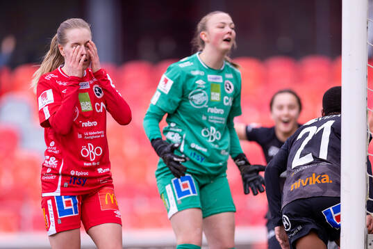 KIF Örebros Beatrice Gärds och målvakt Clara Ekstrand