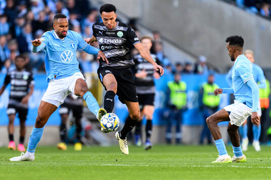Malmö FFs Isaac Kiese Thelin och Västerås Alex Douglas
