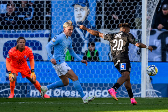 Malmö FFs Jens Stryger Larsen och Västerås Henry Offia