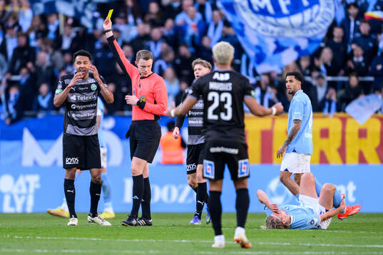 Västerås Alex Douglas och Malmö FFs Sebastian Nanasi