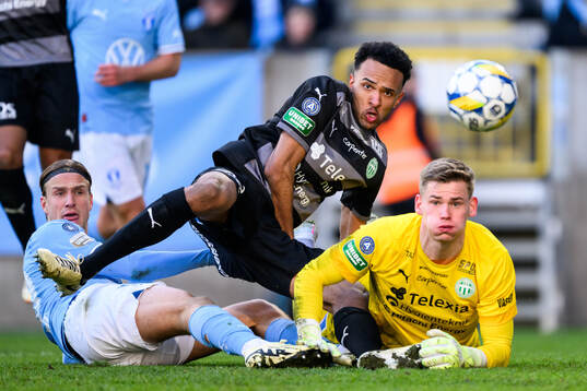 Malmö FFs Erik Botheim mot Västerås Alex Douglas och