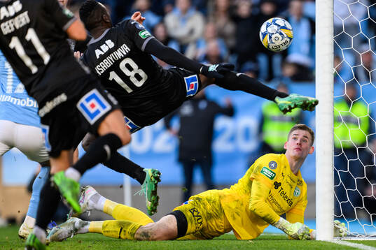 Västerås Mattéo Alrich Mawulé Ahlinvi och målvakt