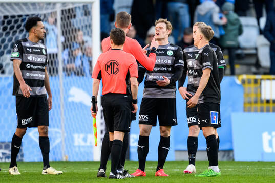 Västerås spelare dirkuterar med domaren