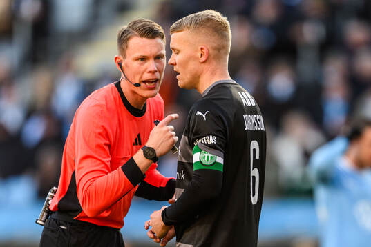 Domare Oscar Johnson och Västerås Simon Johansson