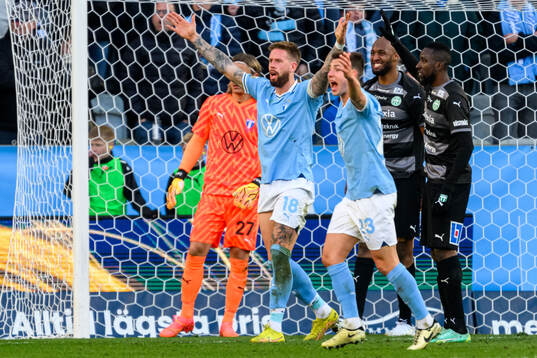 Malmö FFs Pontus Jansson och Lasse Berg Johnsen reagerar