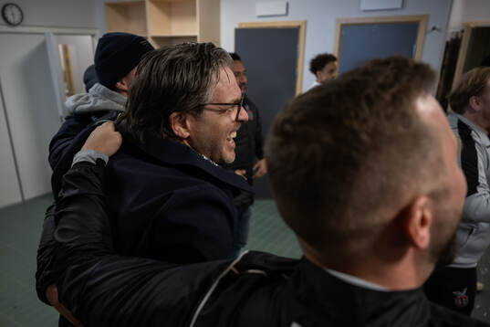 FC Stockholms tränare Rikard Norling jublar