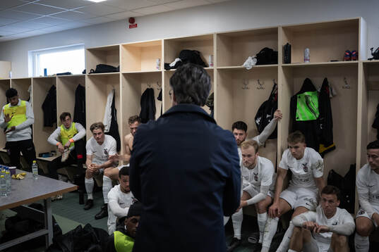 FC Stockholms tränare Rikard Norling i ett halvtidssnack