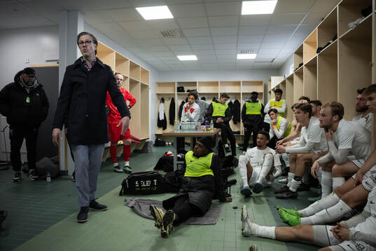 FC Stockholms tränare Rikard Norling i ett halvtidssnack