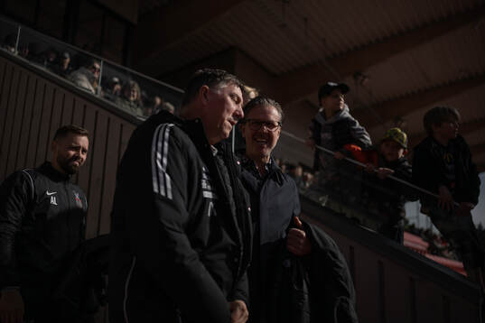 FC Stockholms tränare Rikard Norling hälsar på FBK