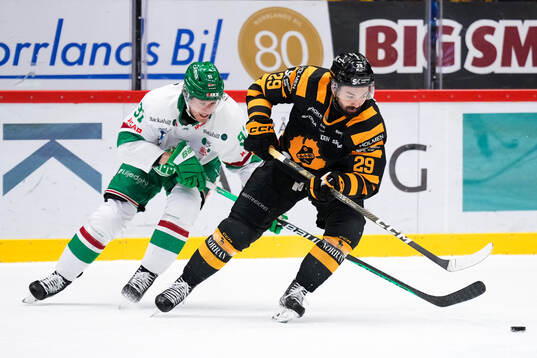 Rögles Adam Tambellini och Skellefteås Dylan Sikura