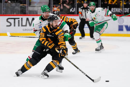 Skellefteås Dylan Sikura och Rögles Linus Sandin