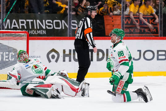 Rögles målvakt Christoffer Rifalk och Brandon Davidson