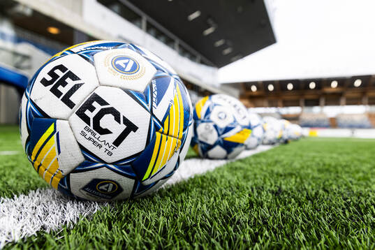 En fotboll med Allsvenskans logotyp