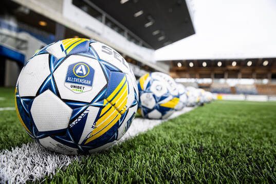 En fotboll med Allsvenskans logotyp