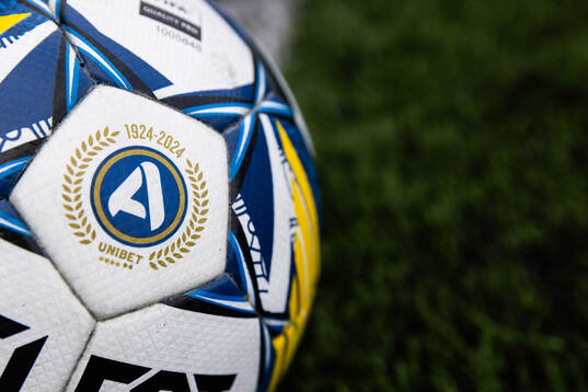 En fotboll med Allsvenskans logotyp
