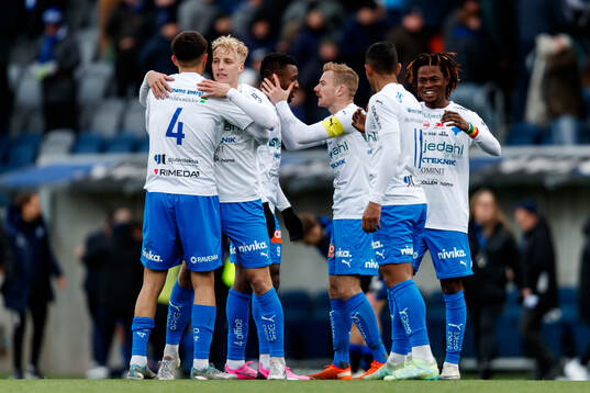 Värnamos Freddy Winsth jublar med lagkamrater