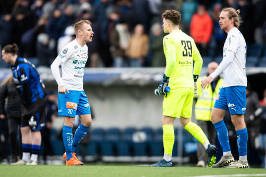 Värnamos Freddy Winsth och målvakt Viktor Andersson jublar
