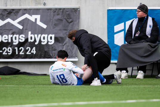 Värnamos Mohammad Alsalkhadi lämnar planen med skada