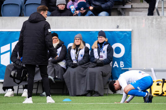 Värnamos Mohammad Alsalkhadi lämnar planen med skada