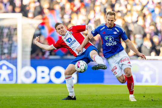 Andreas Hellum of Lyn and Martin Kreuzriegler of Vålerenga