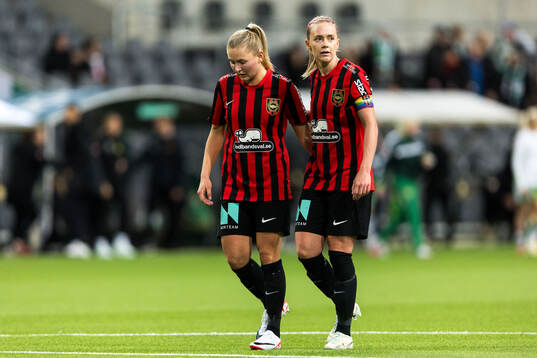 Brommapojkarnas Ellen Toivio och Elsa Karlsson deppar