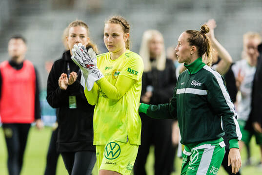 Hammarbys målvakt Anna Tamminen och Julia Roddar tackar
