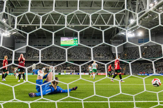 Brommapojkarnas målvakt Anna Aurora Koivunen släpper in