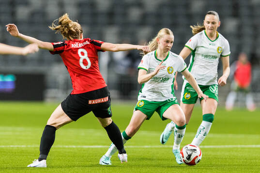 Brommapojkarnas Alice Ahlberg och Hammarbys Emilie Joramo
