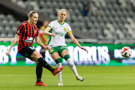 Brommapojkarnas Klara Andrup och Hammarbys Alice Carlsson