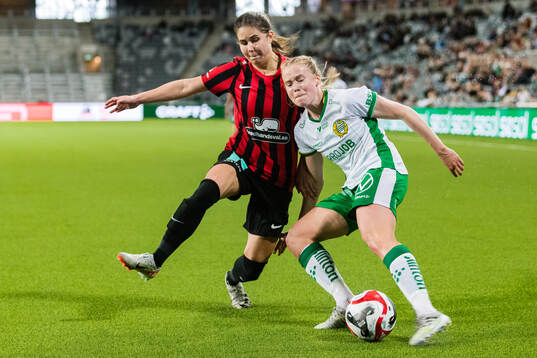 Brommapojkarnas Julia Olsson och Hammarbys Julie Blakstad