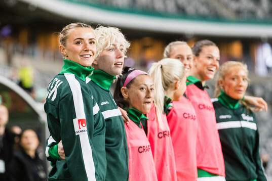 Hammarbys Thea Sørbo och målvakt Moa Edrud innan