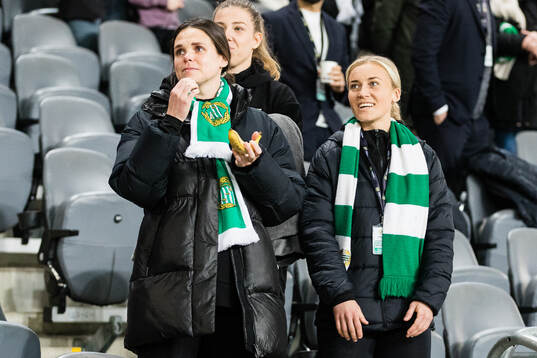 Hammarbys Simone Boye och Ellen Gibson på läktaren