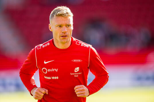 Sivert Heltne Nilsen of Brann warms up