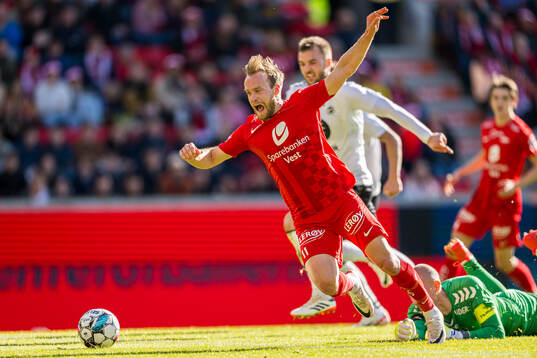 Bård Finne of Brann and Andre Hansen of Odd