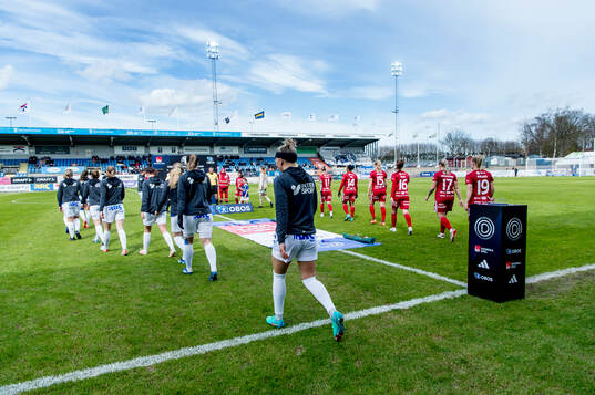 Spelarna kommer in på Vångavallen