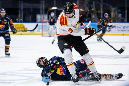 Djurgårdens Victor Eklund och Brynäs Johannes Kinnvall