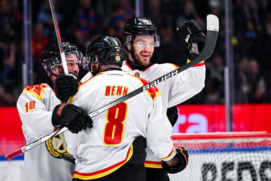 Brynäs Jordie Benn, Johan Larsson och Miks Indrasis jublar