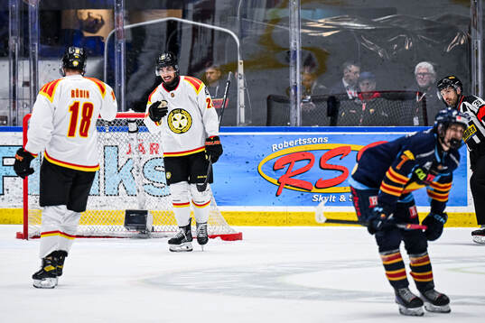 Brynäs Tyler Vesel och Anton Rödin jublar