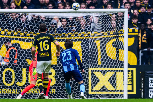 Djurgårdens Tokmac Nguen skjuter i ribban