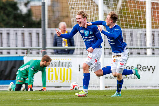 Norrbys Teodor Wålemark och Nils Wallenberg jublar