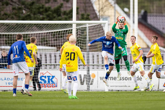 Falkenbergs målvakt Anton Andersson plockar ner bollen