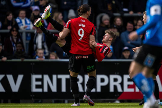 Brommapojkarnas Nikola Vasic jublar med Frederik Christensen