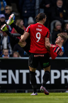 Brommapojkarnas Nikola Vasic jublar med Frederik Christensen