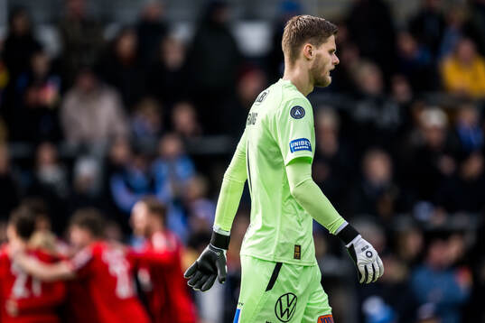 Halmstads målvakt Tim Rönning deppar